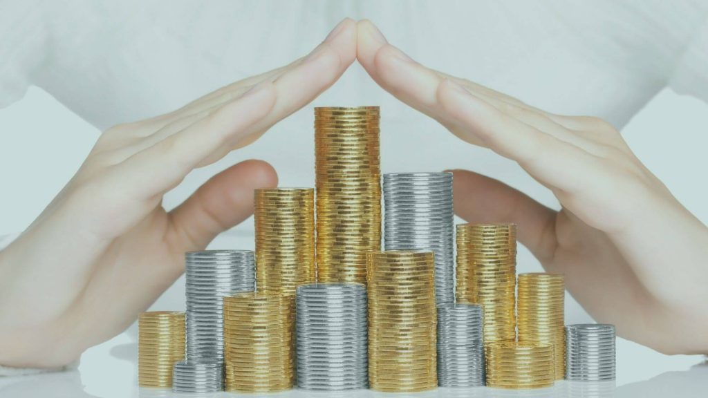 ידיים מגינות על כסף - חיסכון