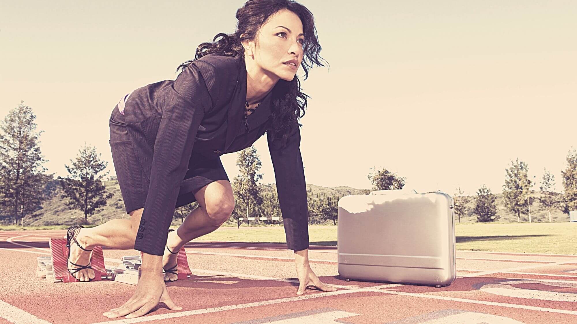 אשה על קו הזינוק - איך מתחילים לחסוך