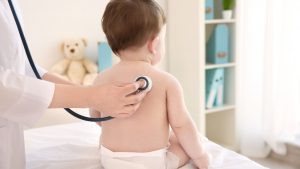 תינוק בבדיקה רפואית