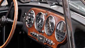 דשבורד של מכונית - הגנה באמצעות ביטוח מקיף לרכב