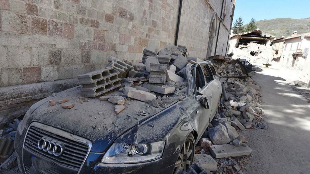 רכב שניזוק ברעדת אדמה