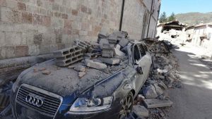 רכב שניזוק ברעדת אדמה