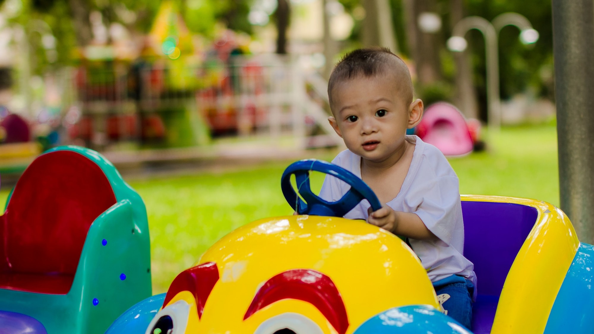 ילד במכונית צעצוע - למה ביטוח לנהג צעיר עולה יותר