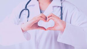 רופאה בתנועת לב עם היד - ביטוח בריאות