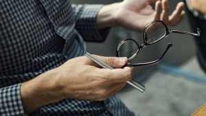 יד מנהל עם משקפיים – ממשק מעסיקים לסליקת פנסיה