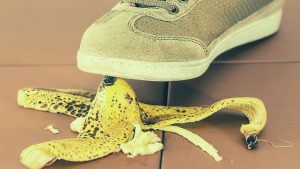 החלקה על קליפת בננה – ביטוח תאונות אישיות