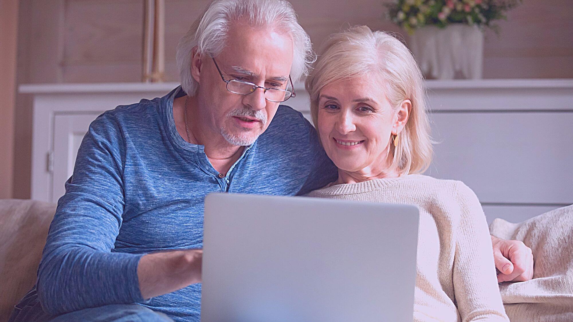 זוג מבוגר מול מחשב - תכנון פרישה
