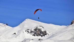 רחפן מעל הר מושלג – ספורט חורף, ספורט אתגרי