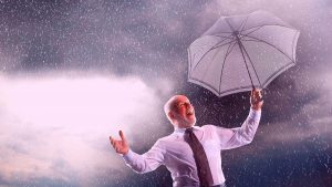 אדם עם מטרייה - ביטוח נזקי סערה